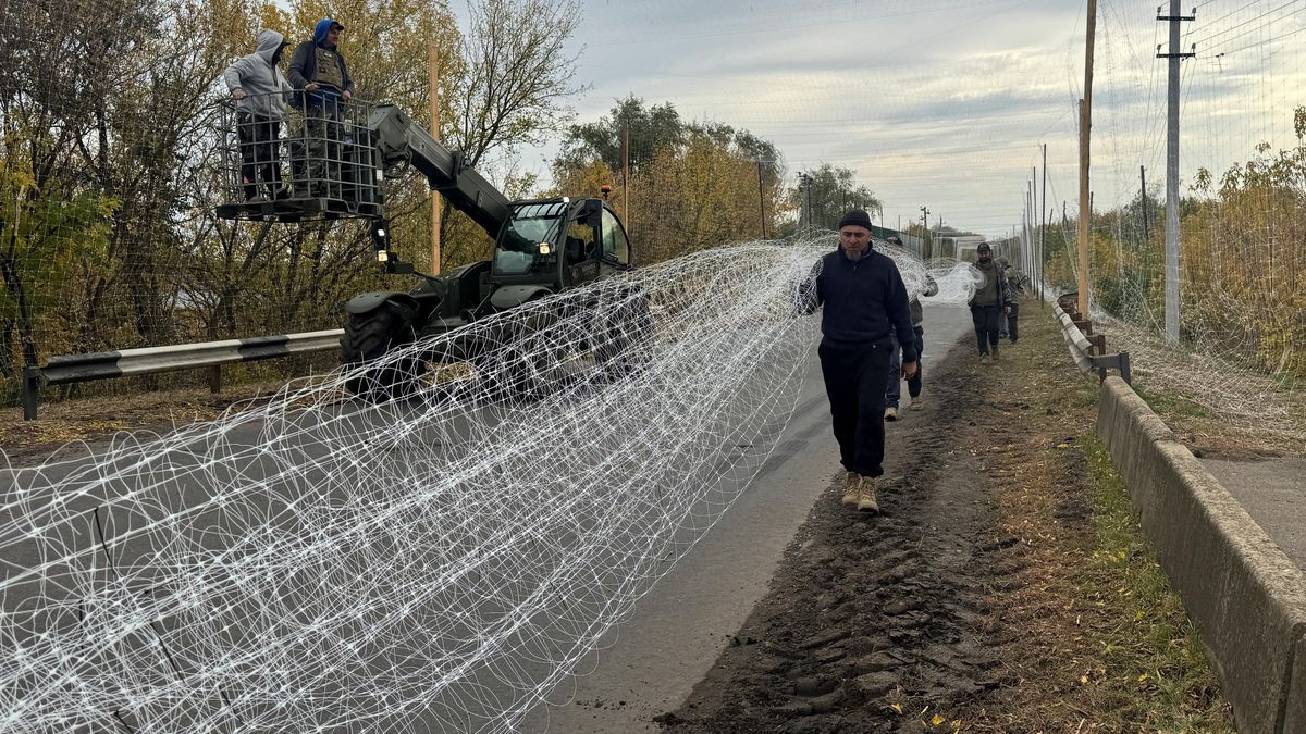 Češi vozí na Ukrajinu rybářské sítě z Nizozemska. Chrání auta na silnicích